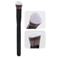 Triangle Concealer Brush in Black – concealer brush